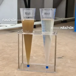 น้ำเสียขุ่นสีเข้มจากกระบวนการหมักดองไหลรวมในบ่อพักน้ำเสียบ่อแรกของโรงงาน