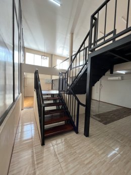 EHl-233781ดินแดง โกดังให้เช่า พร้อมออฟฟิศในตัว 