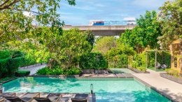 素坤逸87号华美达酒店