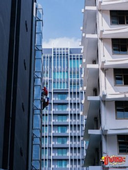 High-rise building glass cleaning
