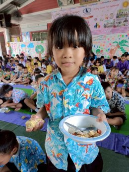 โครงการ นม & ไข่ และอาหารกลางวัน+อาหารว่างให้น้องท้องอิ่ม (มื้อเที่ยงนี้...พี่เลี้ยงน้อง)