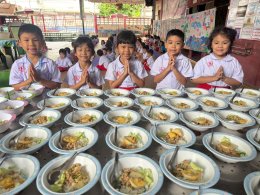 โครงการ นม & ไข่ และอาหารกลางวัน+อาหารว่างให้น้องท้องอิ่ม (มื้อเที่ยงนี้...พี่เลี้ยงน้อง)
