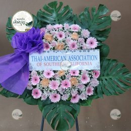 พวงหรีดดอกไม้สด ดีไซน์ทันสมัย โทนสีชมพูม่วง ตกแต่งใบมอนสเตอร่า ร้านพวงหรีดเติมบุญ