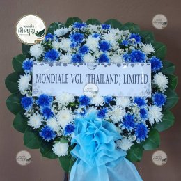 พวงหรีดดอกไม้สด สีฟ้าขาว จัดแต่งทรงกลมสวยงาม สมเกียรติ ร้านพวงหรีดเติมบุญ