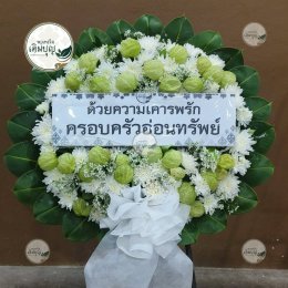 พวงหรีดดอกไม้สด โทนสีขาวเขียว ตกแต่งดอกไม้ธรรมชาติ สวยหรู ร้านพวงหรีดเติมบุญ