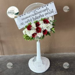 พวงหรีดพัดลม ประดับดอกไม้สดสีแดงขาว ยี่ห้อ Sharp ร้านพวงหรีดเติมบุญ ส่งฟรี
