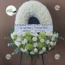 พวงหรีดดอกไม้สด ทรงรี พรีเมียม โทนสีขาวเขียว ดอกกุหลาบและไฮเดรนเยีย ร้านพวงหรีดเติมบุญ