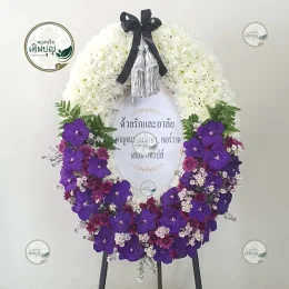 พวงหรีดดอกไม้สดโทนสีขาวม่วง ดีไซน์ทรงรี จัดส่งวัดกุฎีทอง สุพรรณบุรี โดยร้านพวงหรีดเติมบุญ