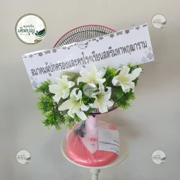 พวงหรีดพัดลมประดับดอกไม้สดโทนสีขาว จัดส่งวัดป่าเลไลยก์ สุพรรณบุรี