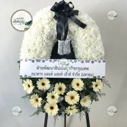 พวงหรีดดอกไม้สดรูปทรงวงรี โทนสีขาวเรียบหรู ส่งฟรีวัดไผ่ขวาง จังหวัดสุพรรณบุรี