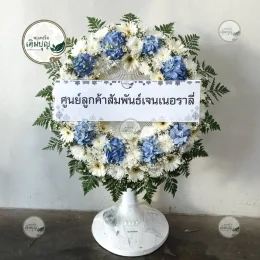 พวงหรีดพัดลมประดับดอกไม้สดโทนสีฟ้าขาว ส่งฟรีถึงหน้าศาลาวัดพระนอน