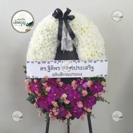 พวงหรีดดอกไม้สดรูปทรงวงรี โทนสีขาวประดับกล้วยไม้ม่วง จัดส่งวัดพระรูป สุพรรณบุรี