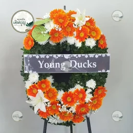 พวงหรีดดอกไม้สดโทนสีส้มขาว สดใสสมเกียรติ ส่งฟรีถึงหน้าศาลาวัดพระรูป