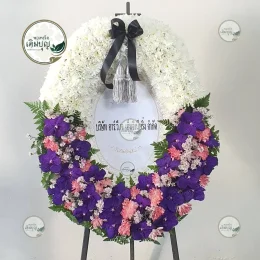 พวงหรีดกระดาน ทรงโมเดิร์น โทนสีขาวประดับกล้วยไม้ม่วง บริการจัดส่งพวงหรีดวัดสองพี่น้อง