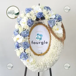 พวงหรีดกระดาน ทรงโมเดิร์น โทนสีขาวฟ้า เรียบหรู จัดส่งรวดเร็วถึงวัดสองพี่น้อง สุพรรณบุรี