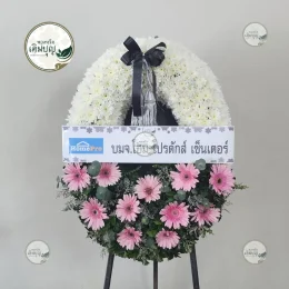 พวงหรีดดอกไม้สดโทนสีชมพูขาว จัดสไตล์ครึ่งวงบนสวยทันสมัย จัดส่งวัดสามชุก สุพรรณบุรี