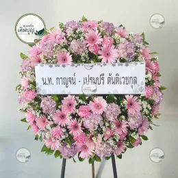 พวงหรีดดอกไม้สดพรีเมียมเต็มวง โทนสีชมพูม่วง จัดส่งรวดเร็วถึงหน้าศาลาวัดสามชุก