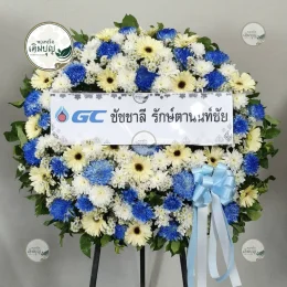 พวงหรีดดอกไม้สดโทนสีขาวฟ้า โดดเด่นสมเกียรติ บริการจัดส่งพวงหรีดวัดสำปะซิว สุพรรณบุรี