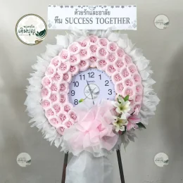 พวงหรีดนาฬิกาประดับดอกไม้สดโทนสีขาวเขียว มีประโยชน์ใช้งานต่อได้ ส่งฟรีหน้าศาลาวัดสุวรรณภูมิ สุพรรณบุรี