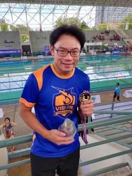 Dr.Ong-ard ร่วมสนับสนุนนักกีฬาว่ายน้ำ 