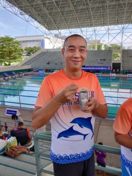 Dr.Ong-ard ร่วมสนับสนุนนักกีฬาว่ายน้ำ 