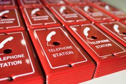 สกรีนกล่องเหล็ก สกรีนโลโก้ลงบนกล่องเหล็กสีแดง พิมพ์โลโก้โทรศัพท์ ข้อความ telephone station และกรอบสี่เหลี่ยมสีขาว