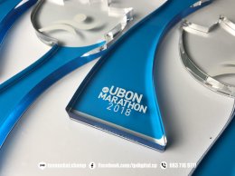 พิมพ์อะคริลิค งานพิมพ์โลโก้ลงบนโล่อะคริลิใส ทรงดอกบัว ลาย UBON MARATHON 2018