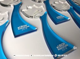 พิมพ์อะคริลิค งานพิมพ์โลโก้ลงบนโล่อะคริลิใส ทรงดอกบัว ลาย UBON MARATHON 2018