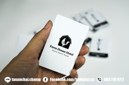 รับพิมพ์บัตรพลาสติก สีขาว ลาย Farm House Hotel วัสดุเป็นแผ่นคีย์การ์ด พื้นผิวเรียบสีขาว