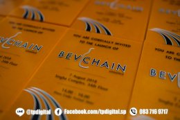 พิมพ์อะคริลิคแผ่นเชิญร่วมงาน พิมพ์ลายลงบนแผ่นอะคริลิคสีส้มใส ลาย BEVCHAIN