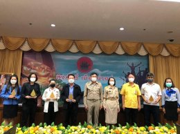 สำนักงานประกันสังคมจังหวัดสิงห์บุรี มอบรางวัลสถานประกอบการดีเด่น และผู้ทำคุณประโยชน์ที่ได้รับโล่ประกาศเกียรติคุณ