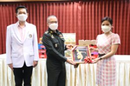 พ.ท.หญิง ชลรัศมี งาทวีสุข มอบเครื่องดื่มเพื่อบำรุงขวัญกำลังใจแก่บุคลากรทางการแพทย์