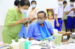นางสาวชนิดา  สุทธิจิตร ผู้อำนวยการโรงเรียนลาซาล นำคณะครูและนักเรียน โรงเรียน ลาซาล จัดกิจกรรมมอบเครื่องอุปโภค และมอบเงินบำรุงขวัญแก่ทหารผ่านศึก
