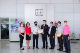คณะผู้บริหาร และคณะครู บุคลากร เดินทางไปยังสถานประกอบการเพื่อมอบเกียรติบัตรยกย่องเชิดชูเกียรติ