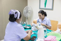 นักเรียนพนักงานผู้การบริบาล รุ่น 46 สอบมาตรฐานฝีมือแรงงานแห่งชาติ ภาคความสามารถ สาขาการดูแลเด็กปฐมวัย ระดับ 1 ณ ศูนย์ทดสอบมาตรฐานฝืมือแรงงาน โรงเรียนเดอะแคร์การบริบาล อุบลราชธานี