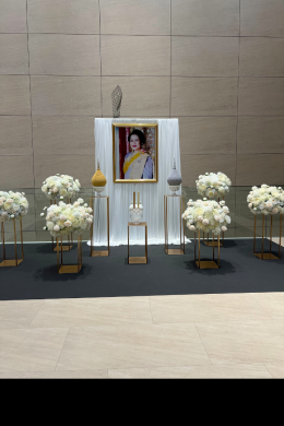 สีลมพลาซ่า: ซุ้มถวายพระเกียรติใจกลางเมือง เน้นความนุ่มนวลและเข้าถึงง่ายด้วยดอกไม้โทนขาวครีม เราใส่ใจทุกรายละเอียดให้สมเกียรติเสมอค่ะ