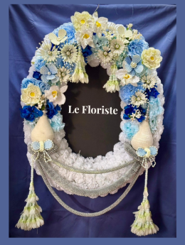 พวงมาลาดอกไม้สด ดอกไม้ประดิษฐ์ แบบ Modern-Thaiไทยจาก Le Floriste ออกแบบประณีตด้วยดอกไม้คุณภาพดีในโทนฟ้า–ครีม เพิ่มความงดงาม สง่างาม และเหมาะสมสำหรับการไว้อาลัยในพิธีสำคัญ เหมาะสำหรับองค์กรและบุคคลที่ต้องการแสดงความเคารพอย่างสมเกียรติ พร้อมบริการจัดส่งถึงว