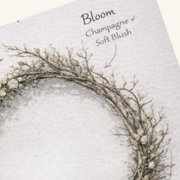 งานจัดดอกไม้ The Unfinished Cycle โดย Lefloriste วงกลมดอกไม้สีขาวที่ค่อย ๆ เปลี่ยนจากดอกไม้สดไปเป็นกิ่งไม้แห้ง สื่อถึงวงจรชีวิต