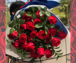 Le Floriste luxury red and blue rose box for LGBTQ Valentine's gift Bangkok, modern masculinity flower design, beyond tradition concept.