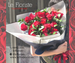 Le Floriste luxury red and blue rose box for LGBTQ Valentine's gift Bangkok, modern masculinity flower design, beyond tradition concept.