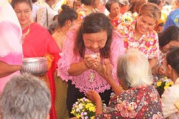 สืบสานประเพณีรดน้ำขอพรผู้สูงอายุ