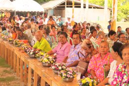 สืบสานประเพณีรดน้ำขอพรผู้สูงอายุ