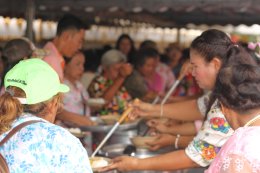 สืบสานประเพณีรดน้ำขอพรผู้สูงอายุ