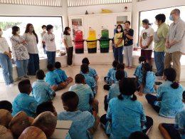 กลุ่มพนักงานธ.กสิกรไทยสอนวิธีการแยกขยะให้นักเรียนประถมโรงเรียนวัดบางประจันต์
