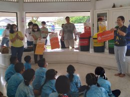 กลุ่มพนักงานธ.กสิกรไทยสอนวิธีการแยกขยะให้นักเรียนประถมโรงเรียนวัดบางประจันต์