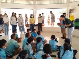 กลุ่มพนักงานธ.กสิกรไทยสอนวิธีการแยกขยะให้นักเรียนประถมโรงเรียนวัดบางประจันต์