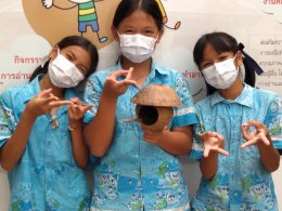 กลุ่มพนักงานธ.กสิกรไทยสอนวิธีการแยกขยะให้นักเรียนประถมโรงเรียนวัดบางประจันต์