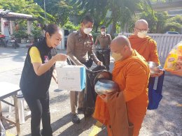 ทำพิธีทำบุญตักบาตรถวายพระราชกุศล