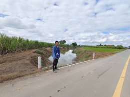 คบ.สุโขทัย  ลงพื้นที่ติดตามการดำเนินการกำจัดวัชพืชและสิ่งกีดขวางทางน้ำโดยเครื่องจักรในคลองระบายน้ำคลองแต้ว และคลองระบายน้ำคลองปู