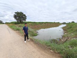 คบ.สุโขทัย  ลงพื้นที่ติดตามการดำเนินการกำจัดวัชพืชและสิ่งกีดขวางทางน้ำโดยเครื่องจักรในคลองระบายน้ำคลองแต้ว และคลองระบายน้ำคลองปู